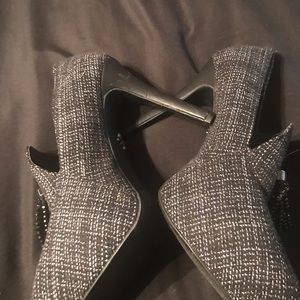 Vera Wang black/white 3 1/2 inch heels worn once.